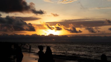 Deniz, sahil ve mavi gökyüzü. Kolombiya 'nın tropikal manzarası, Tumaco Nario Kolombiya' da. Pasifik Okyanusu.