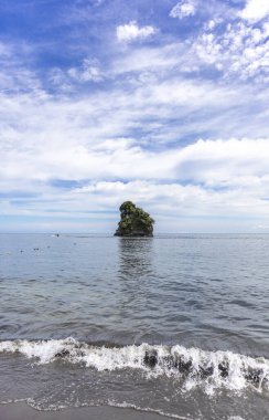 Deniz, sahil ve mavi gökyüzü. Kolombiya 'nın tropikal manzarası, Tumaco Nario Kolombiya' da. Pasifik Okyanusu.
