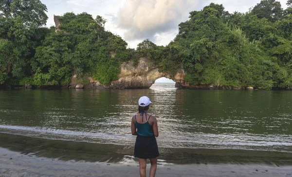 Deniz, sahil ve mavi gökyüzü. Kolombiya 'nın tropikal manzarası, Tumaco Nario Kolombiya' da. Pasifik Okyanusu.