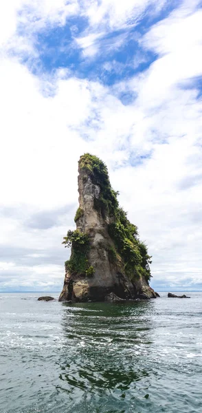 Deniz, sahil ve mavi gökyüzü. Kolombiya 'nın tropikal manzarası, Tumaco Nario Kolombiya' da. Pasifik Okyanusu.