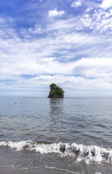 Deniz, sahil ve mavi gökyüzü. Kolombiya 'nın tropikal manzarası, Tumaco Nario Kolombiya' da. Pasifik Okyanusu.