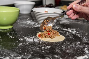 Arjantinli empanadas doldurma