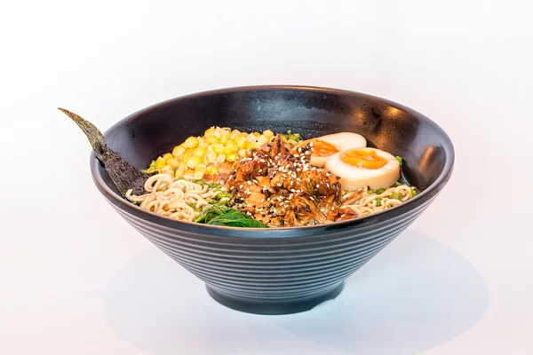 Plato de caldo de ramen —  Fotos de Stock