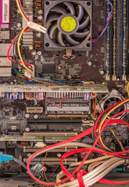 eski bilgisayar görünümü kutusunun içinde