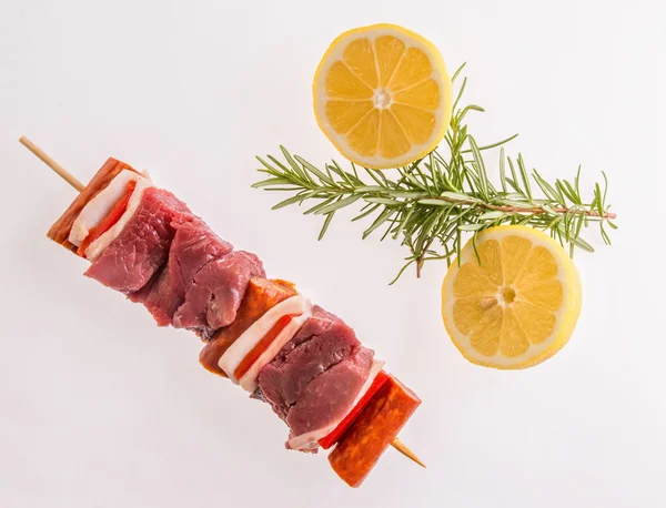 Meat kebab with lemon and rosemary — Stock Photo, Image