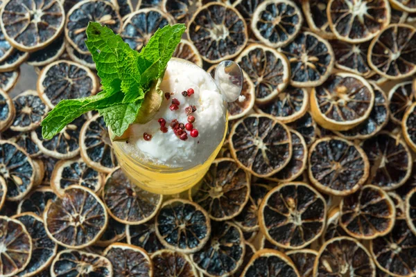 Geel cocktail met ijs — Stockfoto