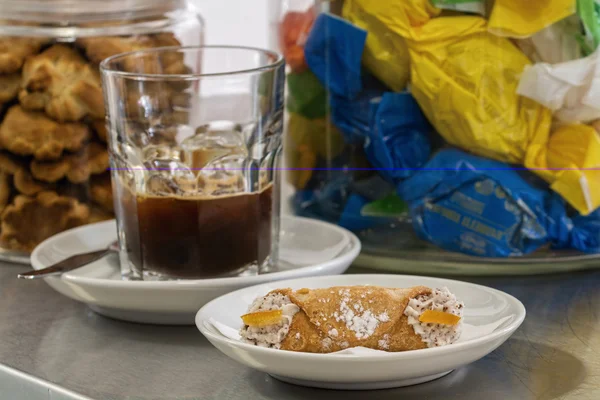 Cannoli feitos de fresco — Fotografia de Stock