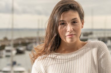  Nehrin önünde duran kadın