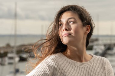  Nehrin önünde duran kadın