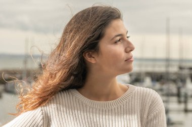  Nehrin önünde duran kadın