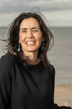  Nehrin önünde duran kadın