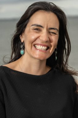  Nehrin önünde duran kadın