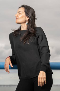  Nehrin önünde duran kadın