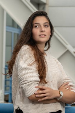  Metalik bir yapının önünde duran kadın.