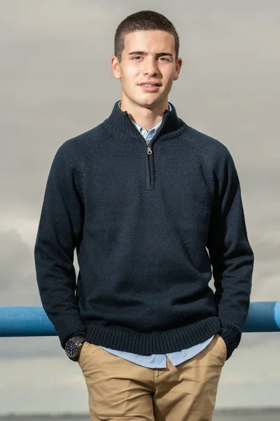 Jonge Man Die Voor Een Rivier Staat — Stockfoto