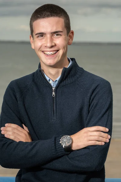 Jonge Man Die Voor Een Rivier Staat — Stockfoto