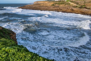 Ericeira 'daki Coxos plajı, Ericeira Portekiz' deki dünya sörf rezervinin bir parçasıdır..