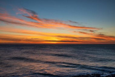 Ericeira 'daki Coxos sahilindeki su üzerinden gönderilen güneş, Ericeira Portekiz' deki dünya sörf rezervinin bir parçasıdır..