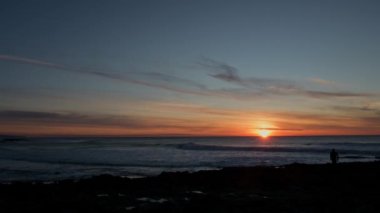 Okyanus sahilinde gün batımı