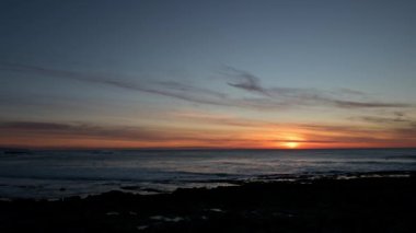 Okyanus sahilinde gün batımı