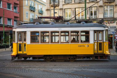 Lizbon, Portekiz. 12 Ocak 2021 Lizbon şehir merkezinde sarı tramvay..