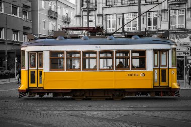 Lizbon, Portekiz. 12 Ocak 2021 Lizbon şehir merkezinde sarı tramvay..