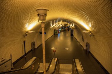 Lizbon, Portekiz. 17 Ocak 2021. Lizbon şehir merkezindeki boş metro istasyonu. Covid 19 salgını sırasında.,