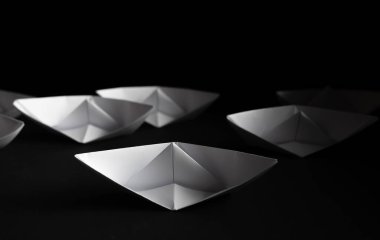 Papper origami tekneleri siyah arkaplanda