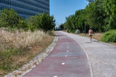 bir şehirde bisiklet ve çalışan yollar