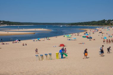 Sesimbra, Portekiz. 09 Temmuz 2021. Sesimbra Portekiz 'deki Lagoa de Albufeira plajı manzarası
