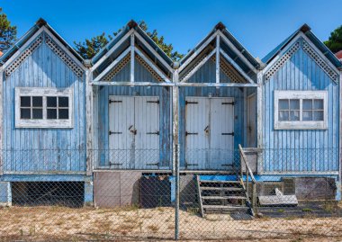 Balıkçıların plajı tipik ahşap renkli evler