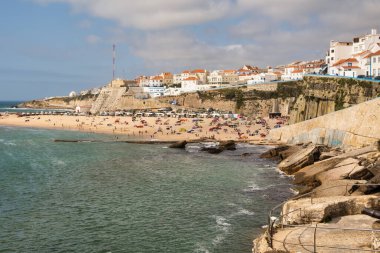 Mafra, Portekiz. 11 Ağustos 2021 'de Portekiz' deki Ericeira köyünün manzarası.