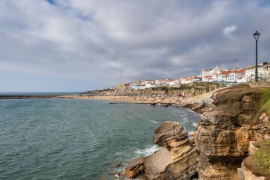 Mafra, Portekiz. 11 Ağustos 2021 'de Portekiz' deki Ericeira köyünün manzarası.