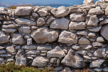 Tarlada taşra duvarı