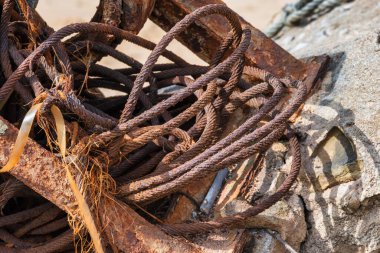 Paslı bir metal kablo enkazı.