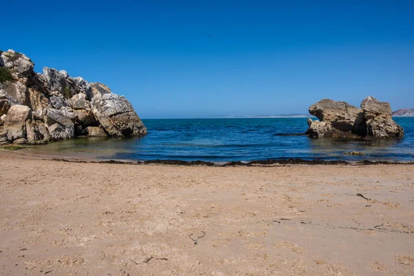 Praia Areia Linda Com Rochas Céu Azul — Fotografia de Stock