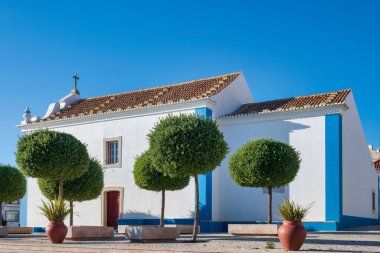 Portekiz 'in Ericeira köyündeki Santa Marta Kilisesi manzarası.