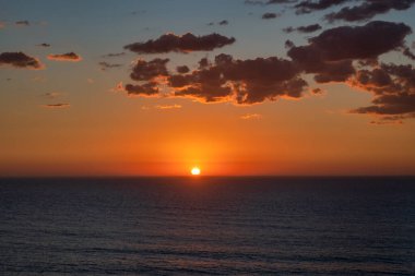 Suyun üzerinde bulutlu güneş ışığı