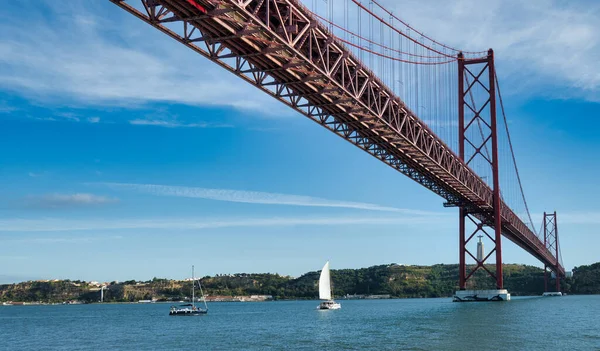Lisabon Portugalsko Září 2021 Pohled Řeku Tejo Most Tejo Lisabonu — Stock fotografie
