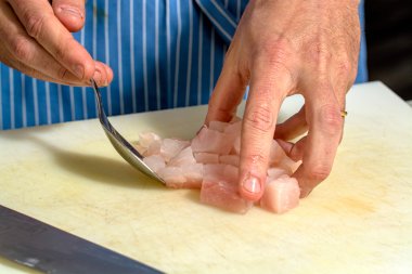 Şef prparing taze balık