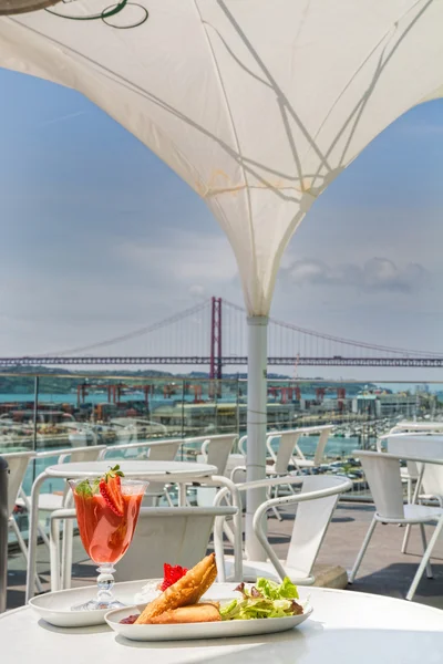 Samosa e suco de morango com vista ponte sobre fundo — Fotografia de Stock