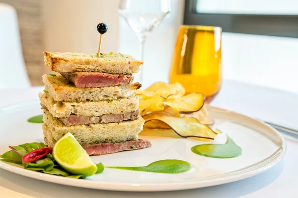 Tuna steak sandwich — ストック写真