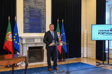 Lizbon, Portekiz. 18 Eylül 2025. Avrupa Yatırım Bankası Başkan Yardımcısı Ioannis Tsakiris, Lizbon 'daki Resmi Konut Konutu' nda uygun fiyatlı konut finansmanı sözleşmesinin imzalandığı törende konuştu.. 