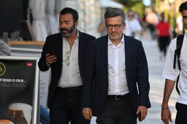 Lizbon, Portekiz. 25 Eylül 2025. Lizbon İl Meclisi adayı Carlos Moedas, PSD, CDS ve Por Ti Lisboa koalisyonundaki Liberal Girişim 'in desteğiyle Lizbon' da düzenlenen bir kampanya etkinliğine katıldı.. 