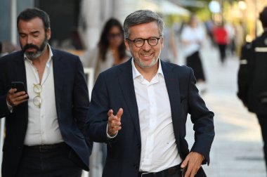 Lizbon, Portekiz. 25 Eylül 2025. Lizbon İl Meclisi adayı Carlos Moedas, PSD, CDS ve Por Ti Lisboa koalisyonundaki Liberal Girişim 'in desteğiyle Lizbon' da düzenlenen bir kampanya etkinliğine katıldı.. 
