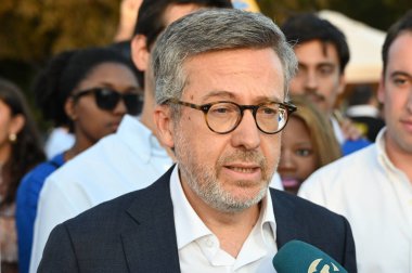Lizbon, Portekiz. 25 Eylül 2025. Lizbon İl Meclisi adayı Carlos Moedas, PSD, CDS ve Por Ti Lisboa koalisyonundaki Liberal Girişim 'in desteğiyle Lizbon' da düzenlenen bir kampanya etkinliğine katıldı.. 