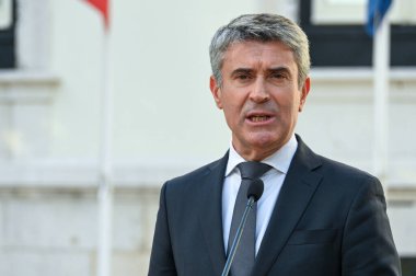 Lizbon, Portekiz. 18 Eylül 2025. Sosyalist Parti Genel Sekreteri Jose Luis Carneiro, Başbakan Luis Montenegro ile Lizbon 'daki Resmi Konutta yaptığı görüşme sonrasında konuştu.. 