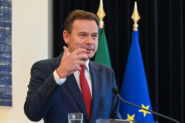 Lizbon, Portekiz. 18 Eylül 2025. Portekiz Başbakanı Luis Montenegro, Lizbon 'daki Resmi Konut' ta Avrupa Yatırım Bankası ile uygun fiyatlı konut finansmanı anlaşmasının imzalandığı törende konuştu. 