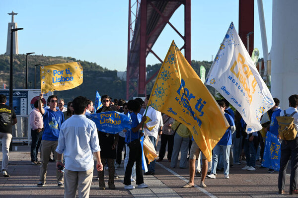 Лиссабон, Португалия. 25 сентября 2025 года. Сторонники и молодые участники принимают участие в акции Festa da Juventude во время кампании Карлоса Моэдаса в Лиссабонском городском совете в MoTAO Lisboa. 