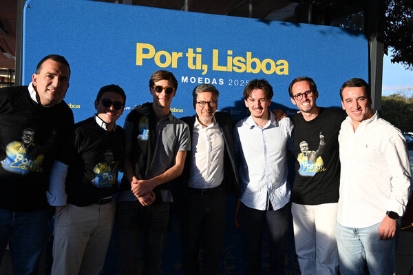 Лиссабон, Португалия. 25 сентября 2025 года. Карлос Моедас, кандидат в городской совет Лиссабона при поддержке СДП, CDS и Либеральной инициативы в коалиции Por Ti Lisboa, принимает участие в кампании в Лиссабоне. 